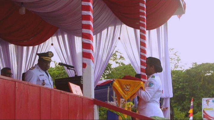 Jasmerah Jadi Pesan Wabup Keven di Upacara Penurunan Bendera HUT RI