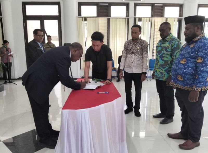 Bupati Robby Rumansara Lantik Empat Pejabat Inspektorat Mamberamo Raya